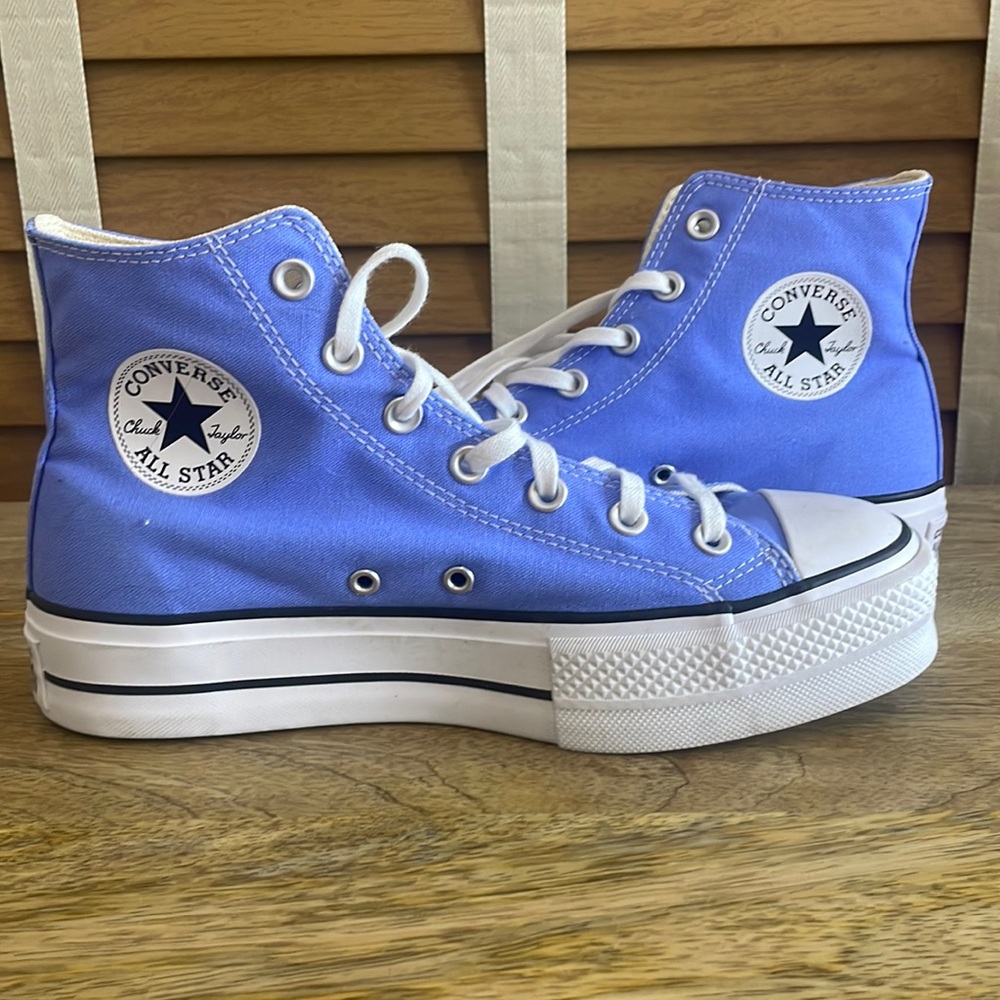 Chuck Taylor all star lift platform converse in purple.